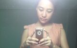 Birahi Bogel | Foto Bogel Janda Muda Di Depan Cermin Sambil Memegang Hanphone